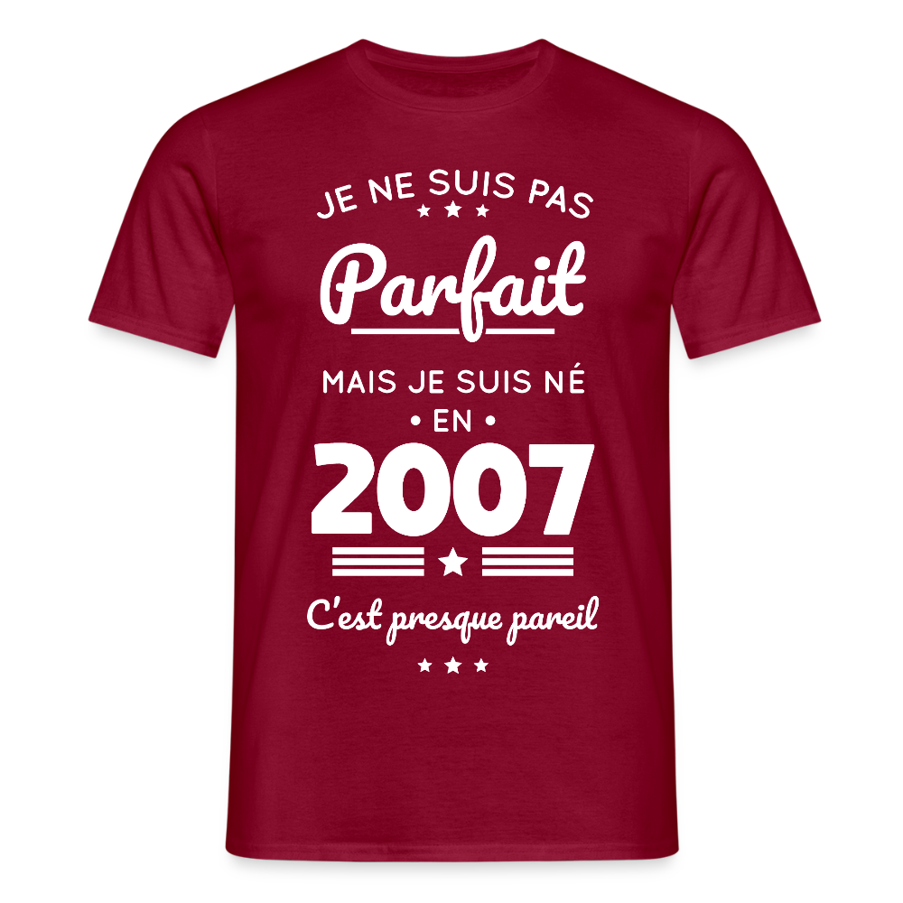 T-shirt Homme - Anniversaire 18 Ans - Pas parfait mais né en 2007 - rouge brique