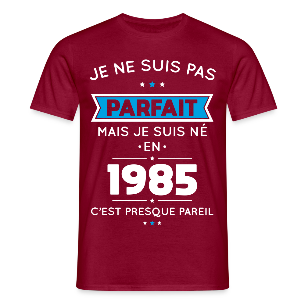 T-shirt Homme - Anniversaire 40 Ans - Pas parfait mais né en 1985 - rouge brique