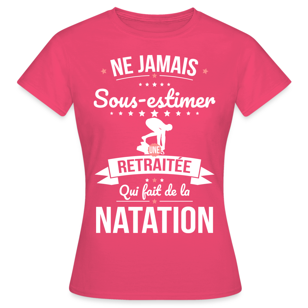 T-shirt Femme - Ne jamais sous-estimer une retraitée qui fait de la natation - rose azalée