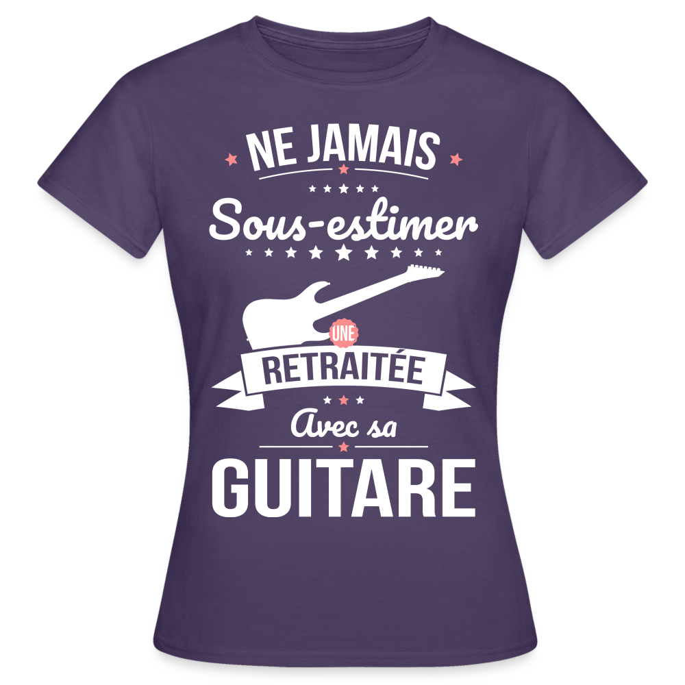 T-shirt Femme - Ne jamais sous-estimer une retraitée avec sa guitare - violet foncé