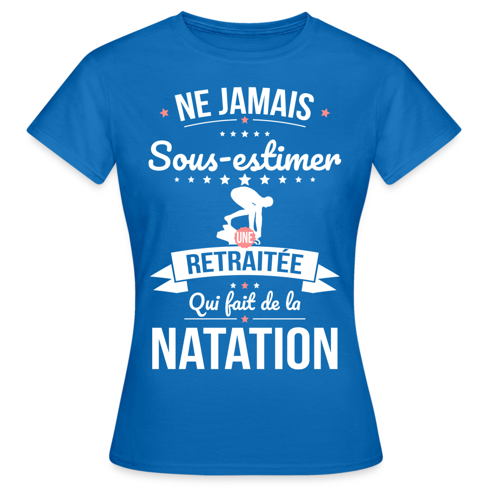 T-shirt Femme - Ne jamais sous-estimer une retraitée qui fait de la natation - bleu royal