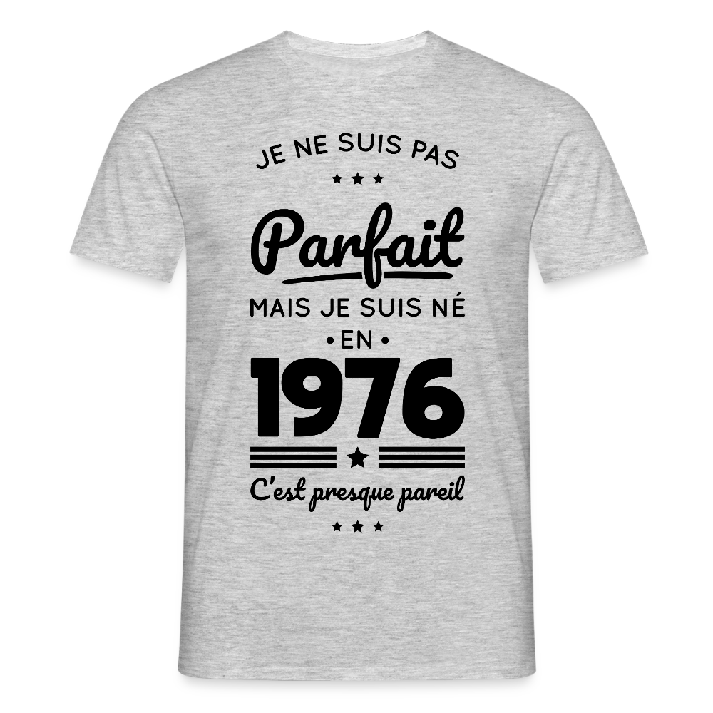 T-shirt anniversaire homme 50 ans coloris clair – Pas parfait mais né en 1976 - gris chiné