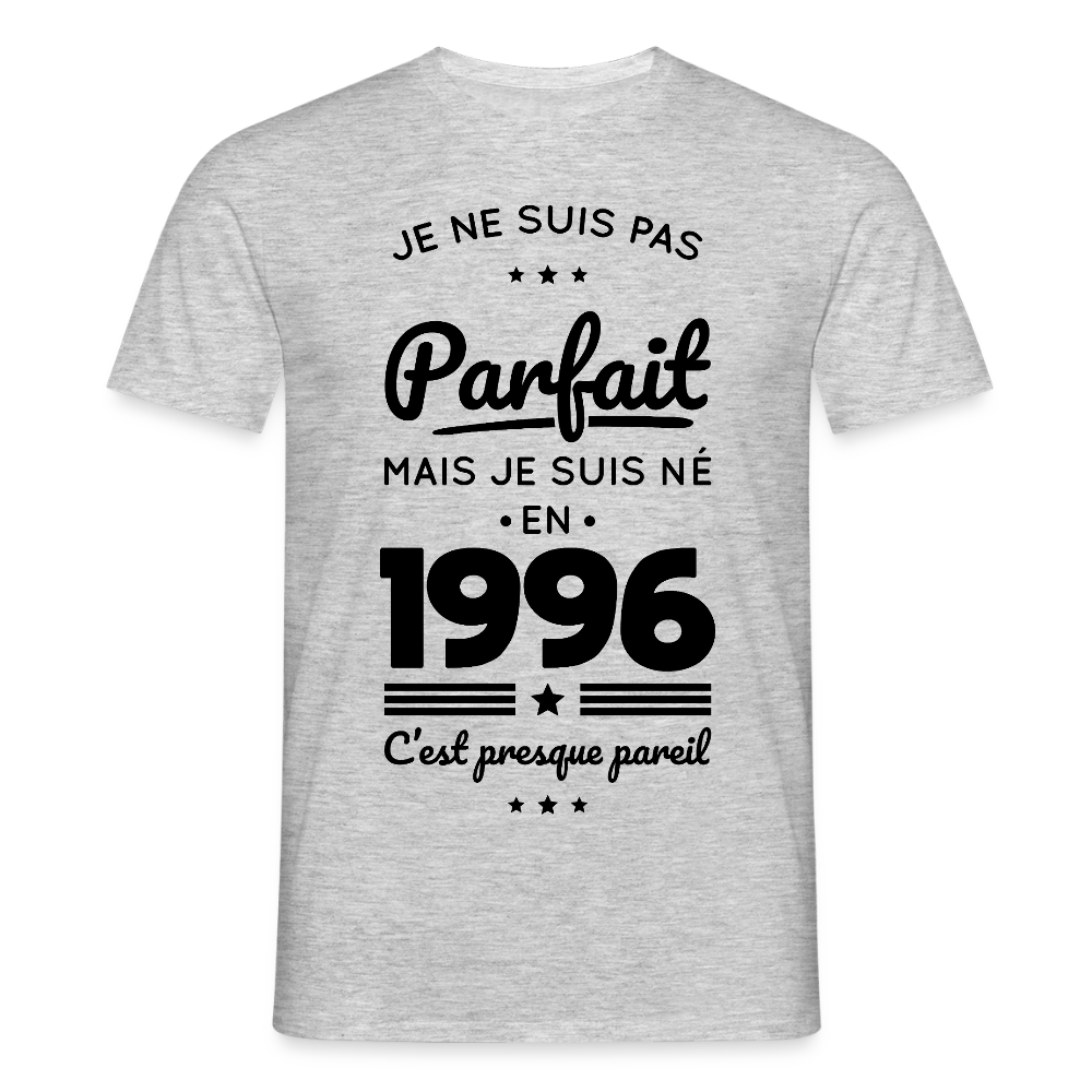 T-shirt anniversaire homme 30 ans coloris clair – Pas parfait mais né en 1996 - gris chiné