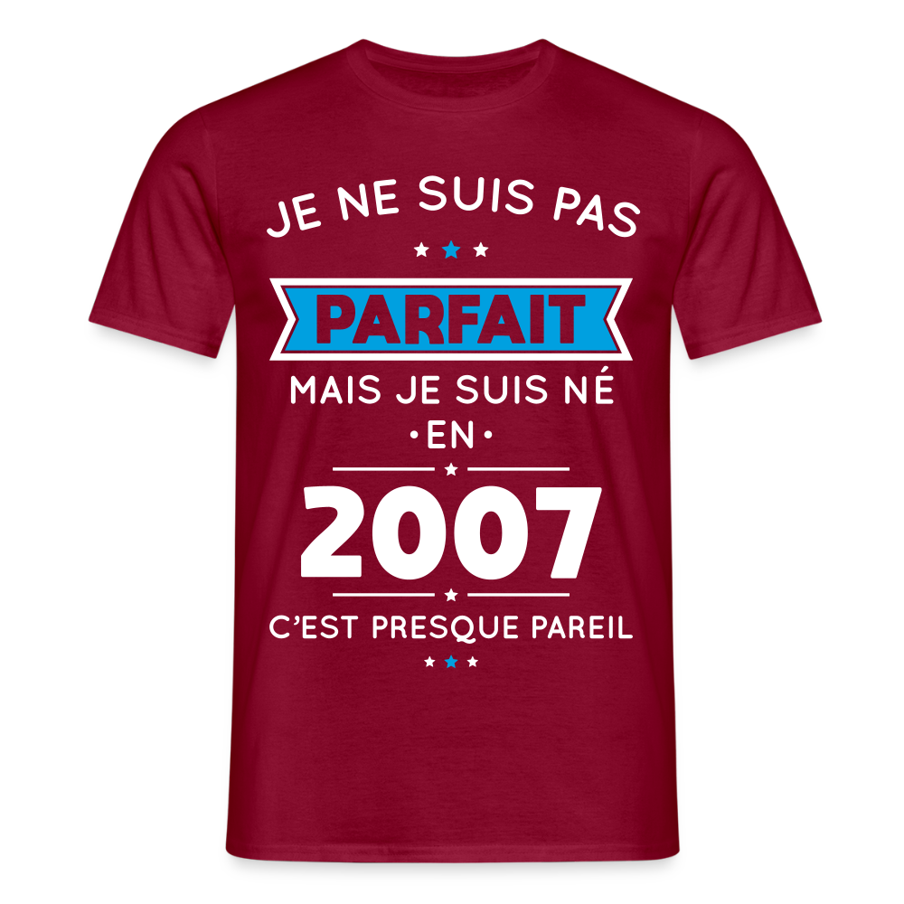 T-shirt Homme - Anniversaire 18 Ans - Pas parfait mais né en 2007 - rouge brique
