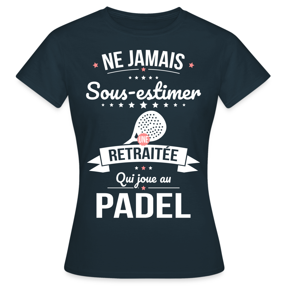 T-shirt Femme - Ne jamais sous-estimer une retraitée qui joue au padel - marine