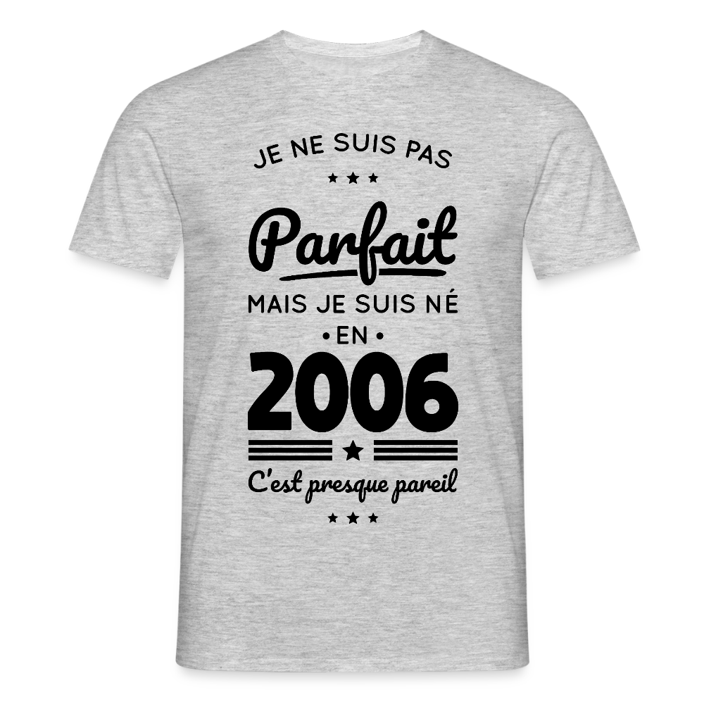 T-shirt anniversaire homme 20 ans coloris clair – Pas parfait mais né en 2006 - gris chiné