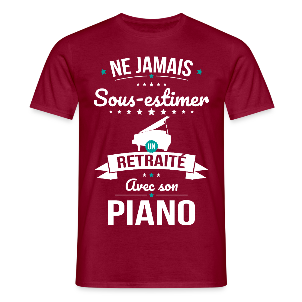 T-shirt Homme - Ne jamais sous-estimer un retraité avec son piano - rouge brique