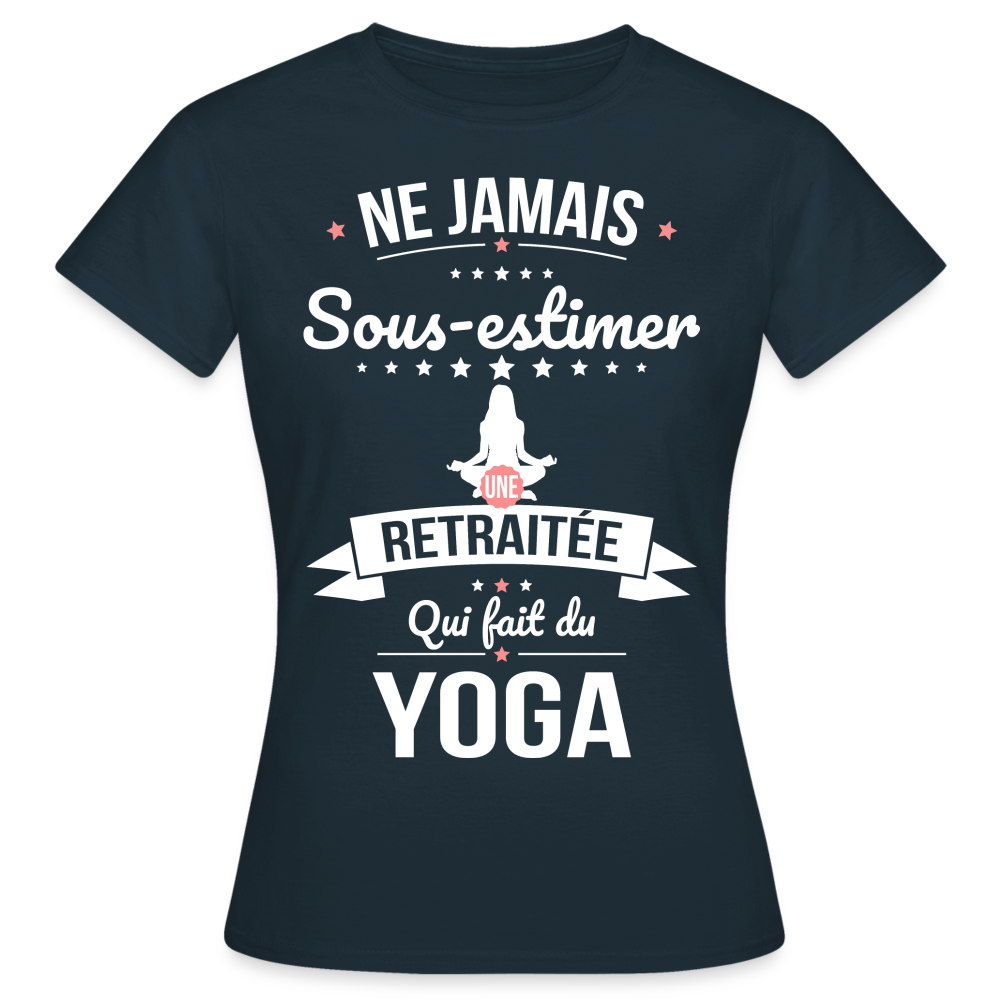 T-shirt Femme - Ne jamais sous-estimer une retraitée qui fait du yoga - marine