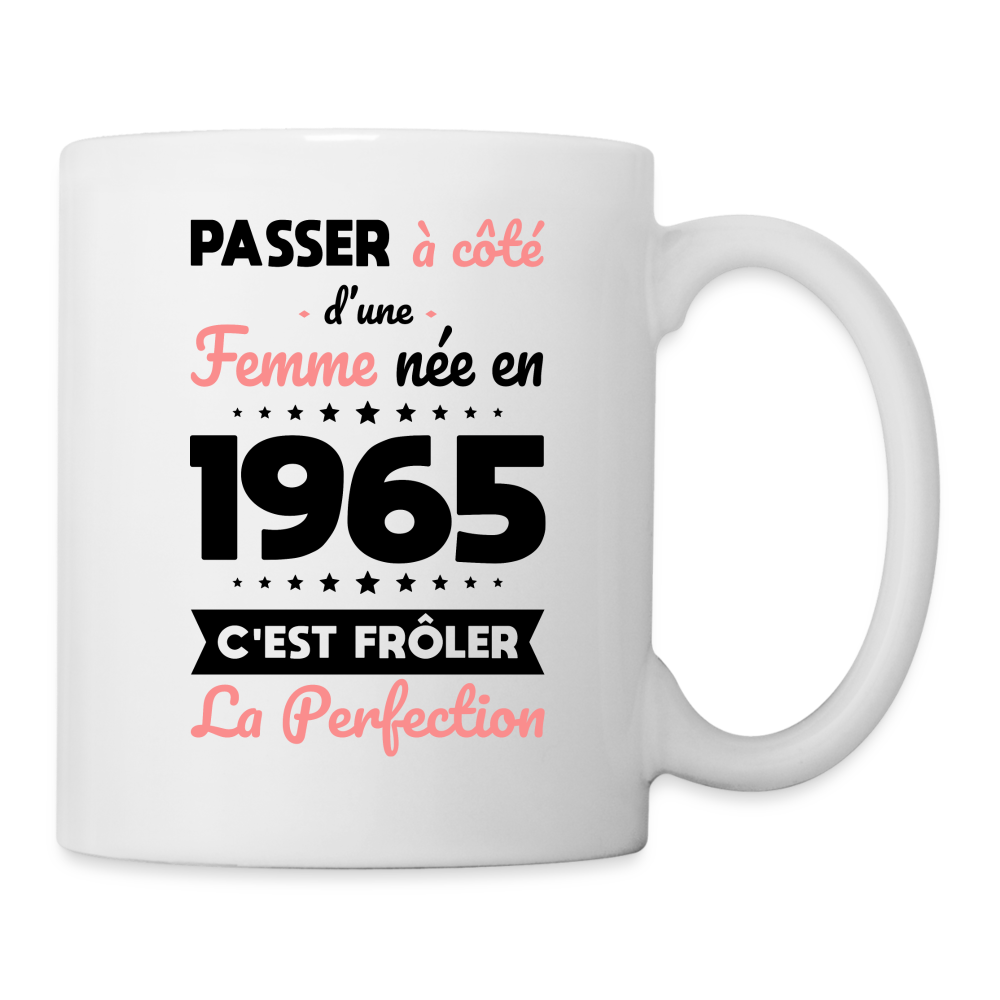 Mug blanc - Anniversaire 60 Ans - Née en 1965 - Frôler la perfection - blanc