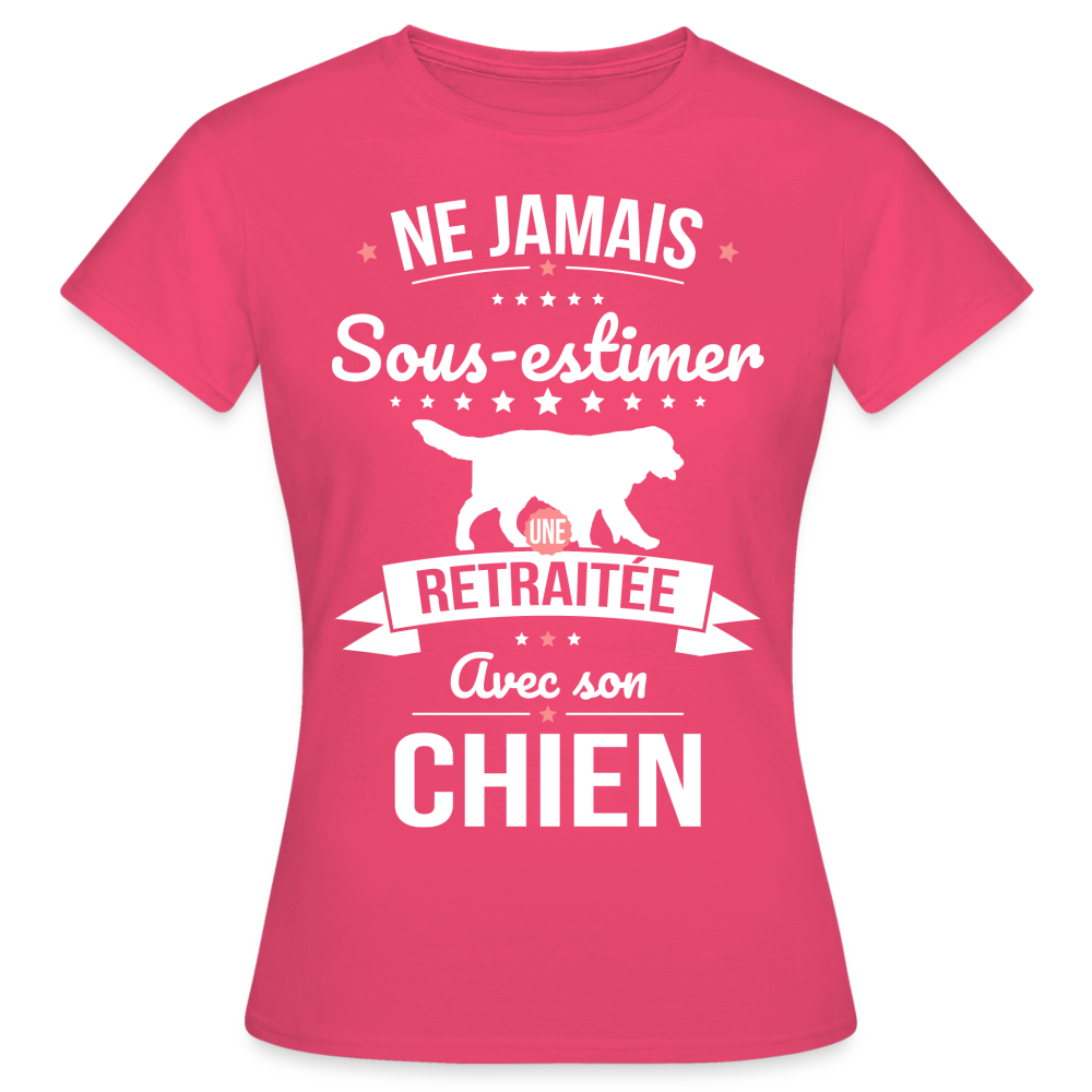 T-shirt Femme - Ne jamais sous-estimer une retraitée avec son chien - rose azalée
