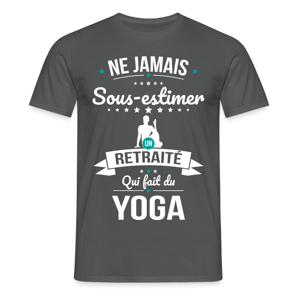 T-shirt Homme - Ne jamais sous-estimer un retraité qui fait du yoga - charbon