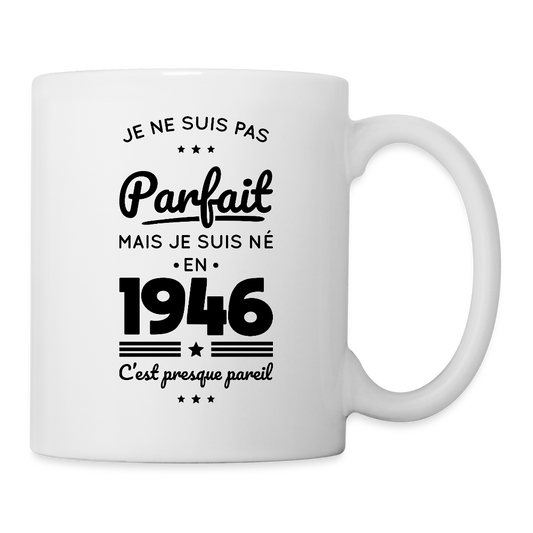 Mug blanc anniversaire homme 80 ans – Pas parfait mais né en 1946 - blanc