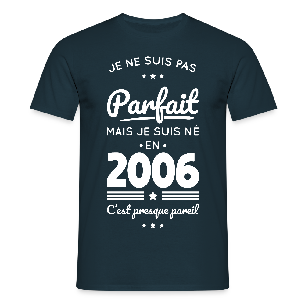 T-shirt anniversaire homme 20 ans – Pas parfait mais né en 2006 - marine