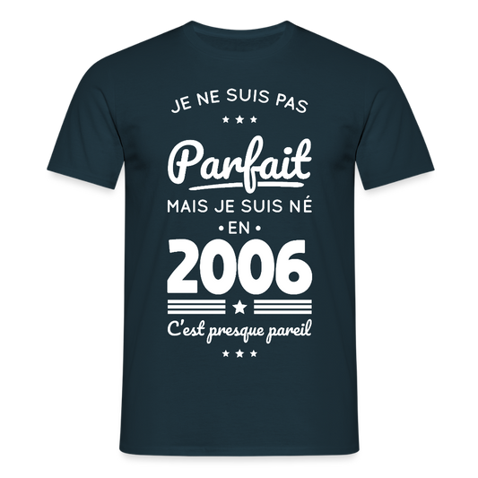 T-shirt anniversaire homme 20 ans – Pas parfait mais né en 2006 - marine