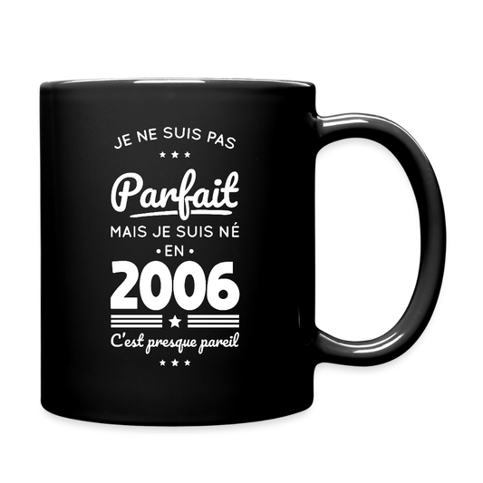 Mug uni anniversaire homme 20 ans – Pas parfait mais né en 2006 - noir