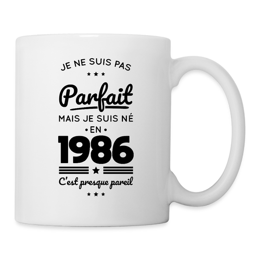 Mug blanc anniversaire homme 40 ans – Pas parfait mais né en 1986 - blanc