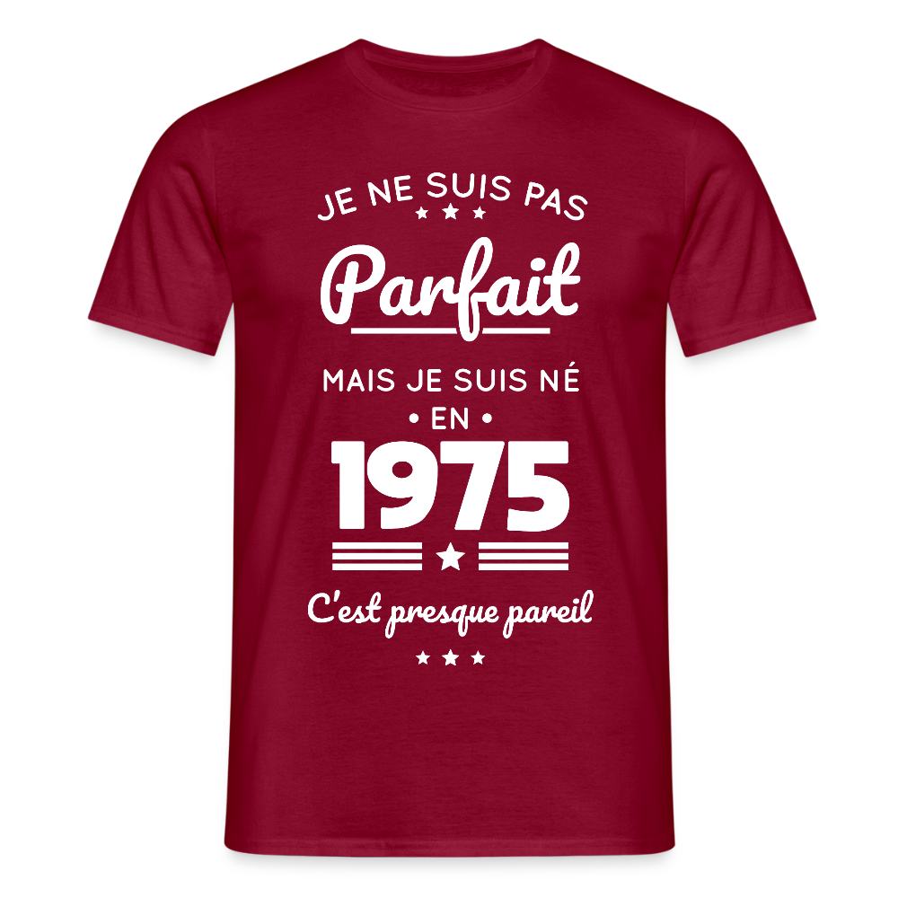 T-shirt Homme - Anniversaire 50 Ans - Pas parfait mais né en 1975 - rouge brique
