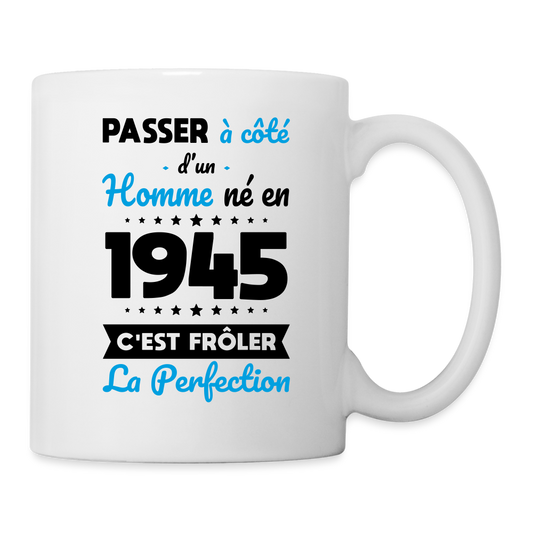 Mug blanc - Anniversaire 80 Ans - Né en 1945 - Frôler la perfection - blanc