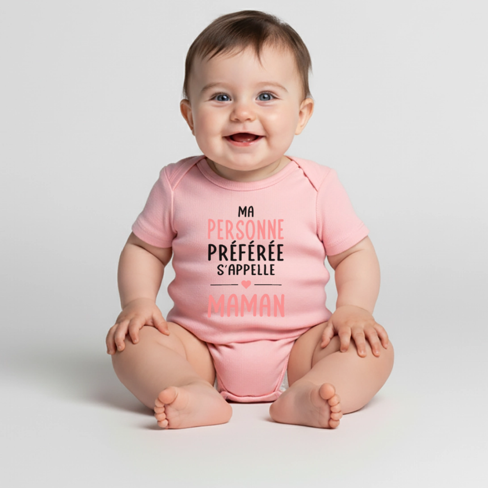 Body bébé bio manches courtes coloris clair texte rose - Ma personne préférée s’appelle Maman - rose