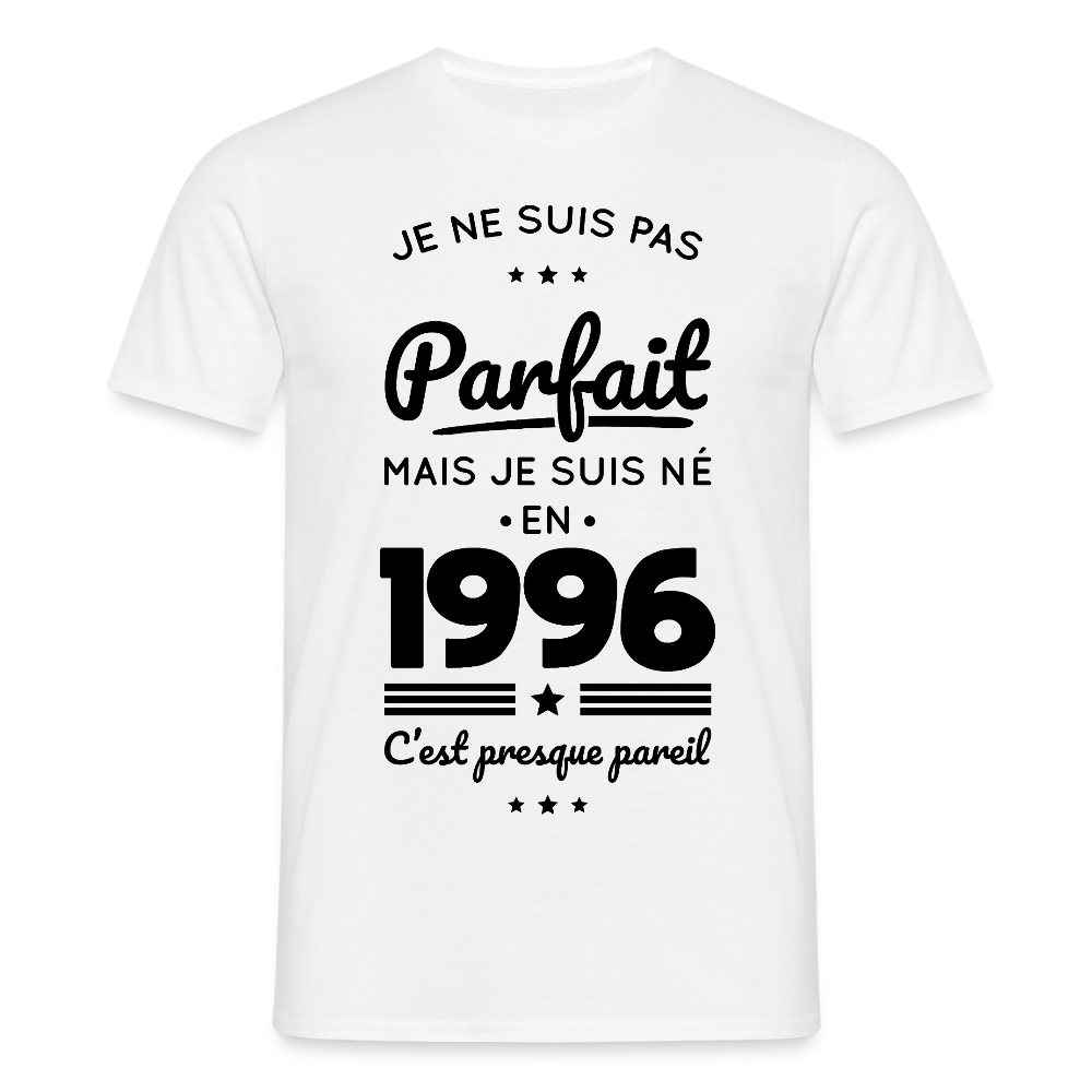T-shirt anniversaire homme 30 ans coloris clair – Pas parfait mais né en 1996 - blanc