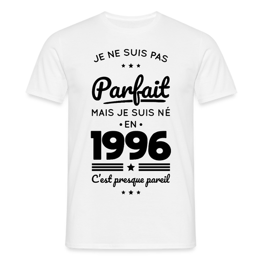 T-shirt anniversaire homme 30 ans coloris clair – Pas parfait mais né en 1996 - blanc