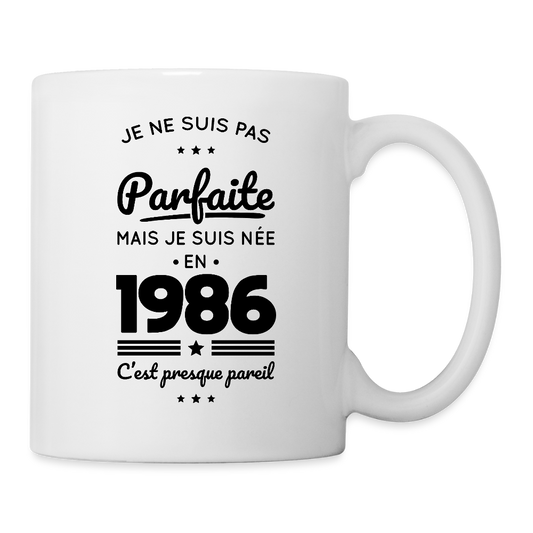 Mug blanc anniversaire femme 40 ans – Pas parfaite mais née en 1986 - blanc