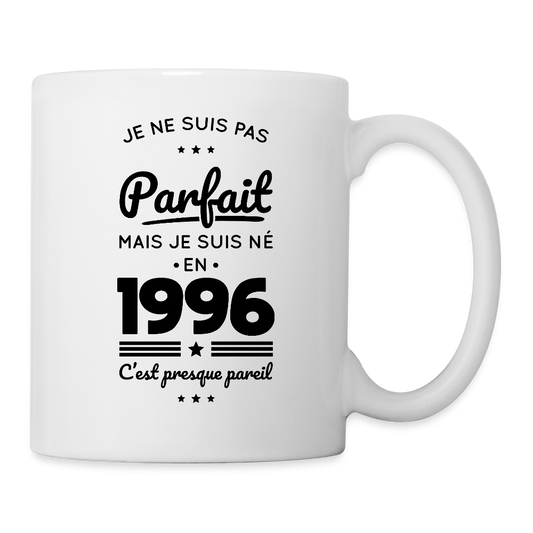 Mug blanc anniversaire homme 30 ans – Pas parfait mais né en 1996 - blanc