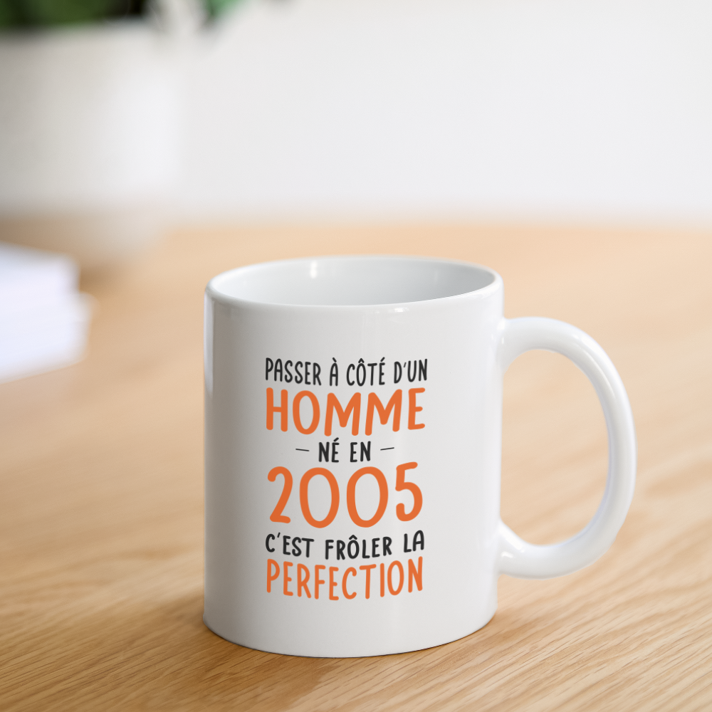 Mug blanc - Anniversaire 20 Ans - Né en 2005 - Frôler la perfection - blanc