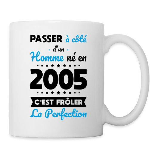 Mug blanc - Anniversaire 20 Ans - Né en 2005 - Frôler la perfection - blanc