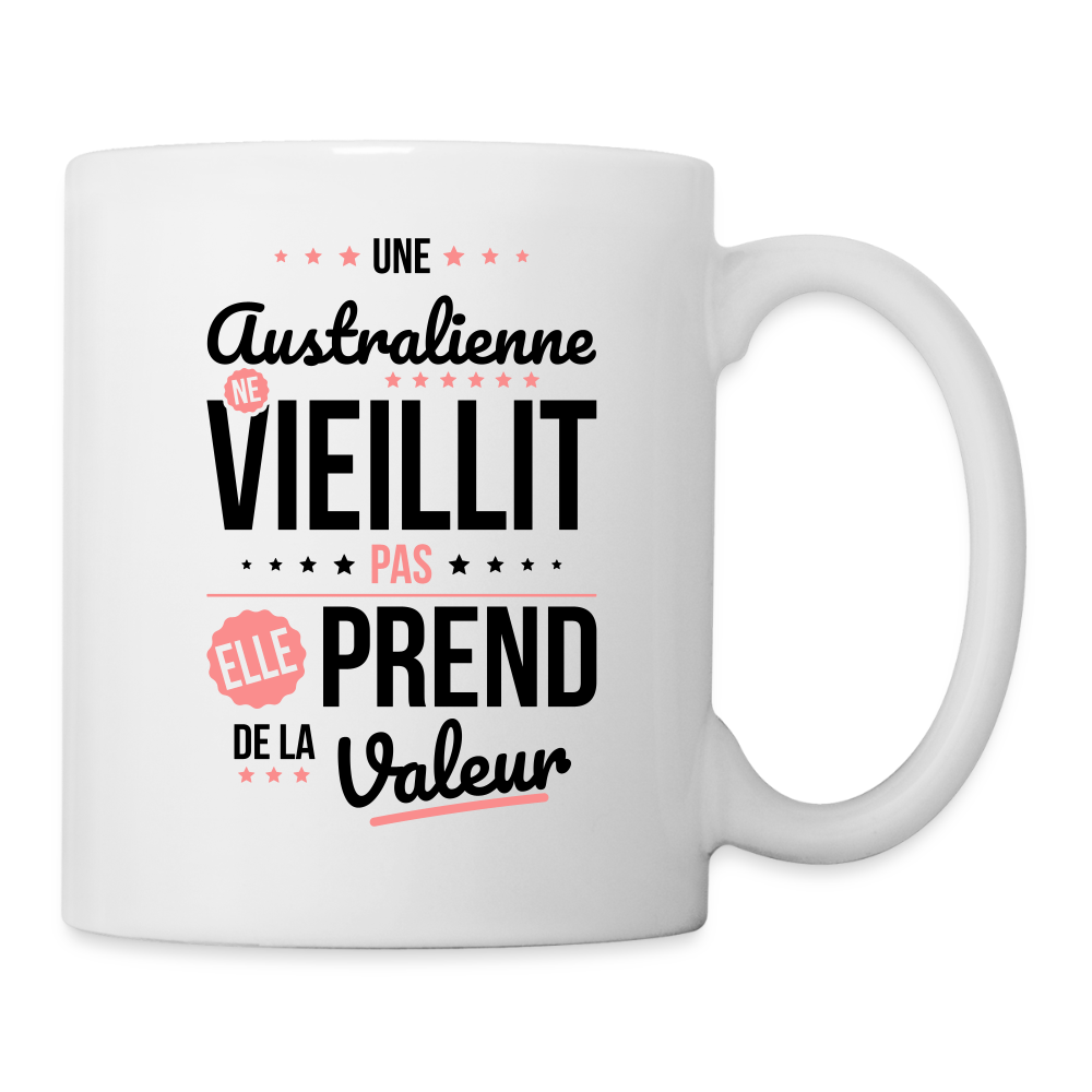 Mug blanc - Une Australienne ne vieillit pas - blanc