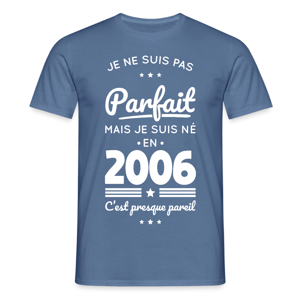 T-shirt anniversaire homme 20 ans – Pas parfait mais né en 2006 - bleu pigeon 