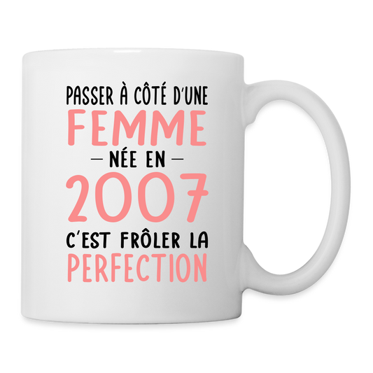 Mug blanc - Anniversaire 18 Ans - Née en 2007 - Frôler la perfection - blanc