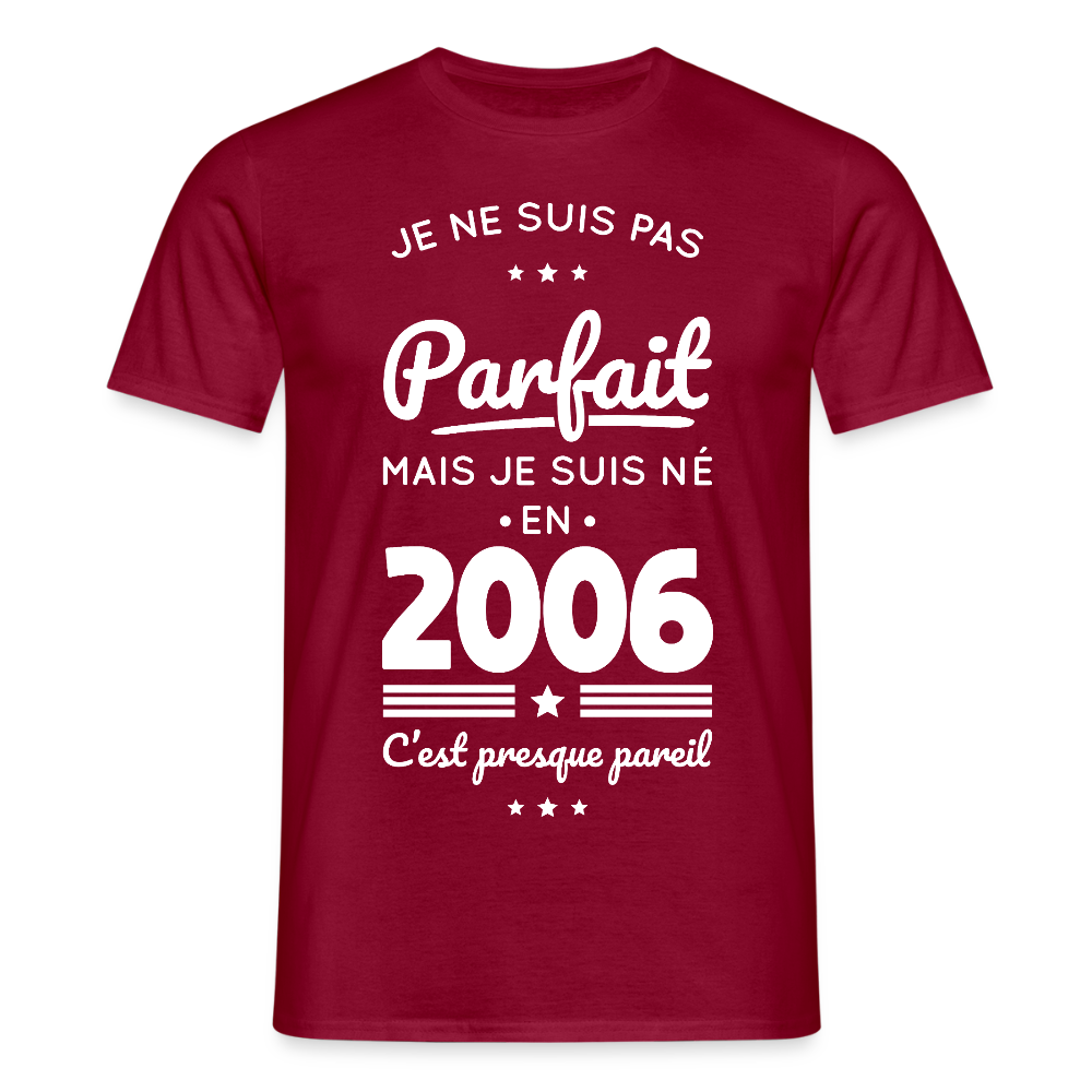 T-shirt anniversaire homme 20 ans – Pas parfait mais né en 2006 - rouge brique