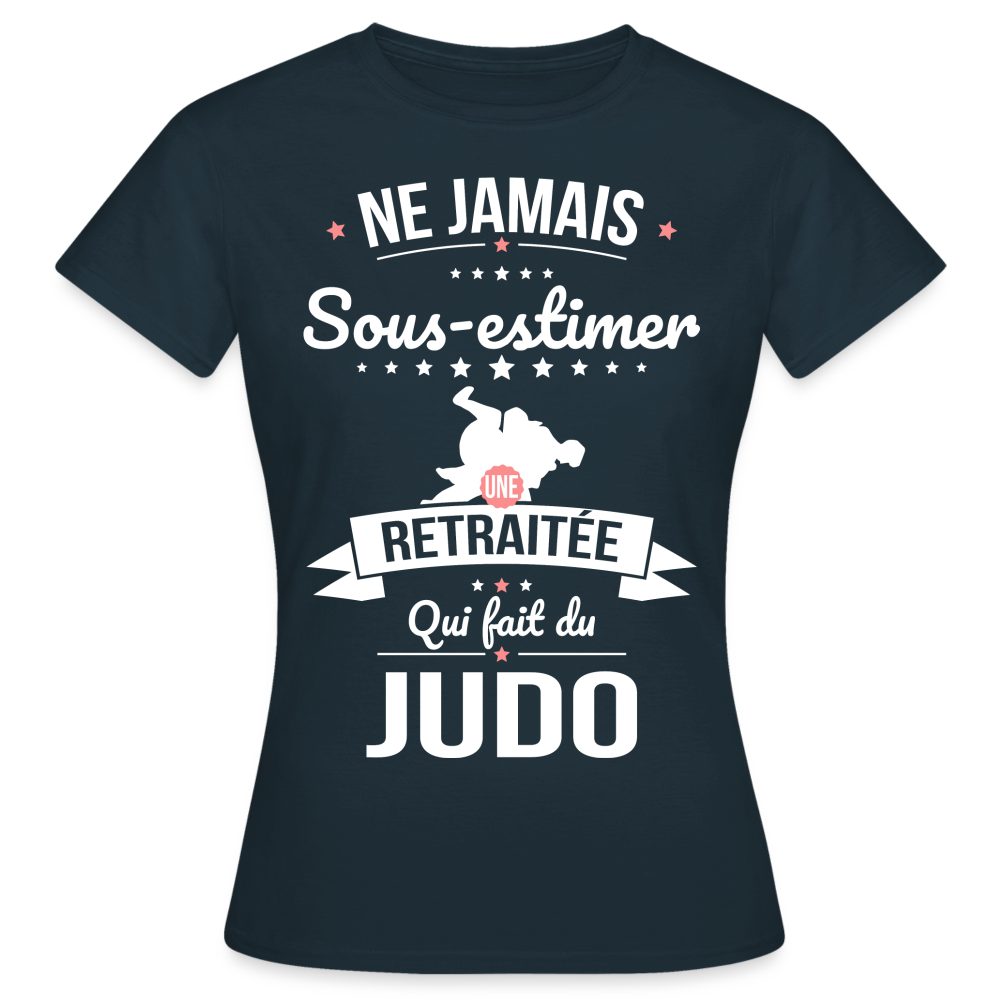 T-shirt Femme - Ne jamais sous-estimer une retraitée qui fait du judo - marine