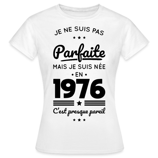 T-shirt anniversaire femme 50 ans coloris clair – Pas parfaite mais née en 1976 - blanc