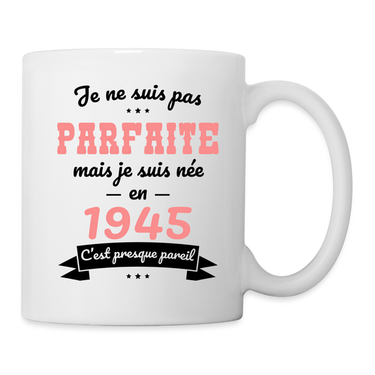 Mug blanc - Anniversaire 80 Ans - Pas parfaite mais née en 1945 - blanc