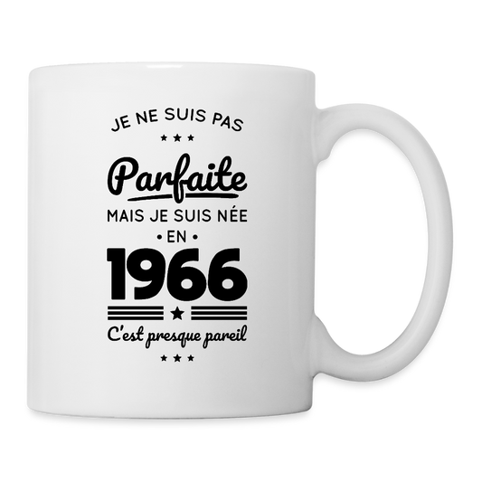 Mug blanc anniversaire femme 60 ans – Parfaite mais née en 1966 - blanc