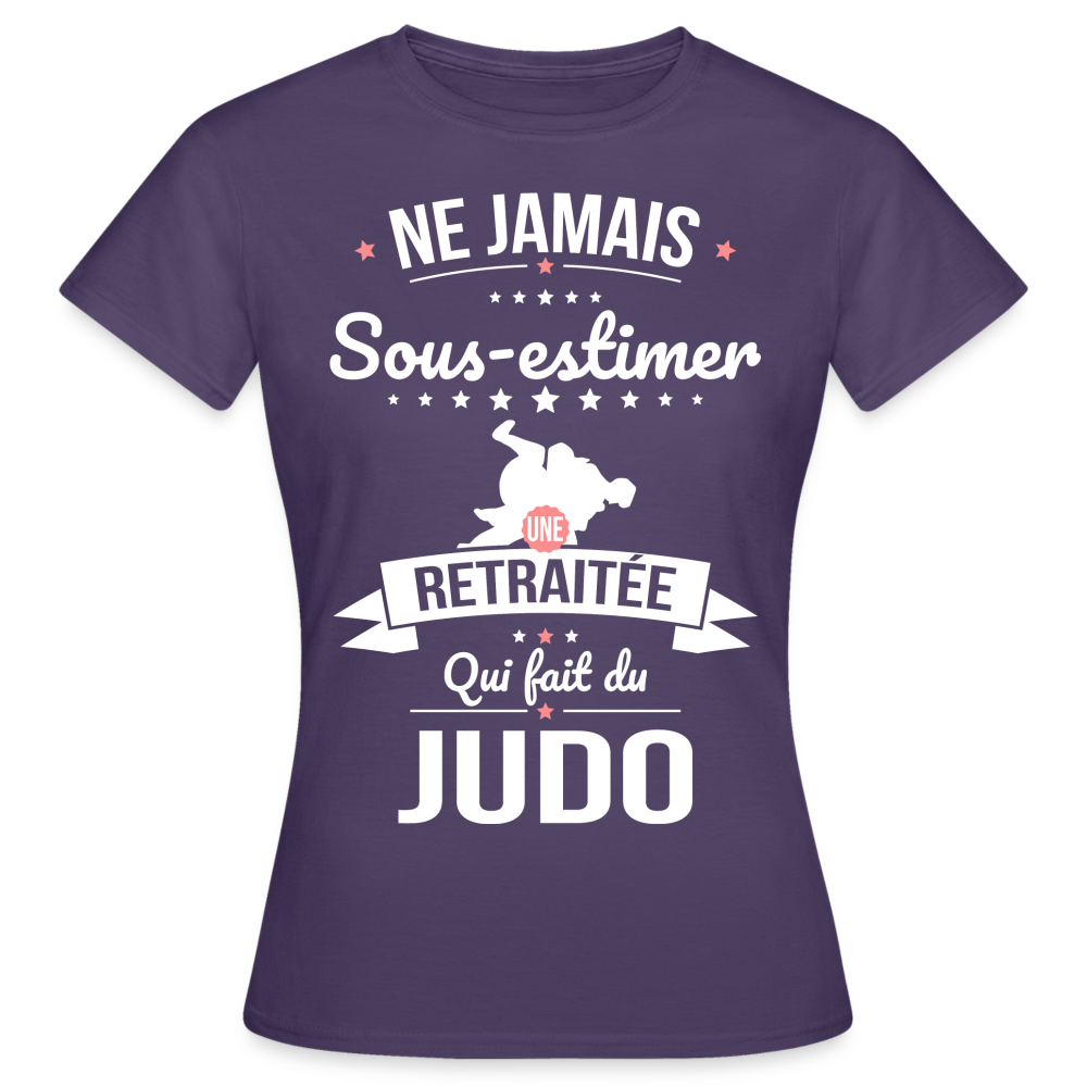 T-shirt Femme - Ne jamais sous-estimer une retraitée qui fait du judo - violet foncé