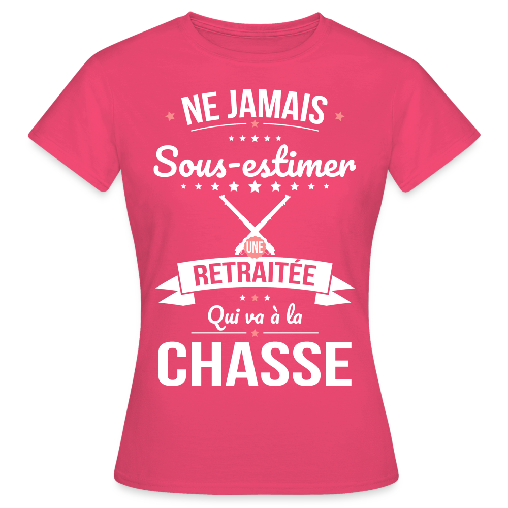 T-shirt Femme - Ne jamais sous-estimer une retraitée qui va à la chasse - rose azalée