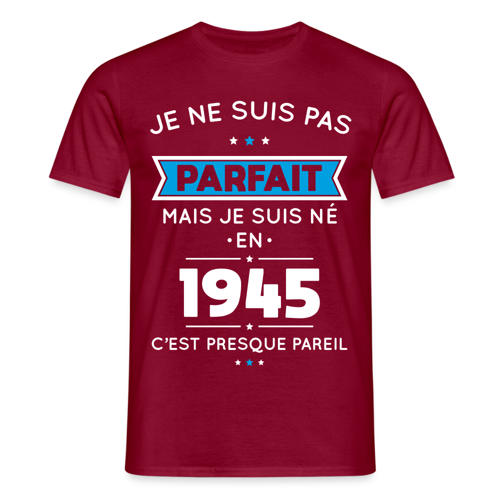 T-shirt Homme - Anniversaire 80 Ans - Pas parfait mais né en 1945 - rouge brique
