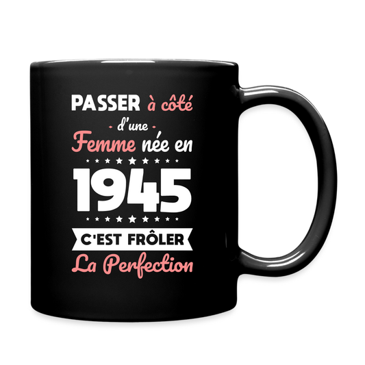 Mug uni - Anniversaire 80 Ans - Née en 1945 - Frôler la perfection - noir