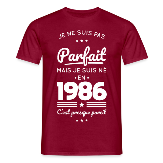 T-shirt anniversaire homme 40 ans – Pas parfait mais né en 1986 - rouge brique