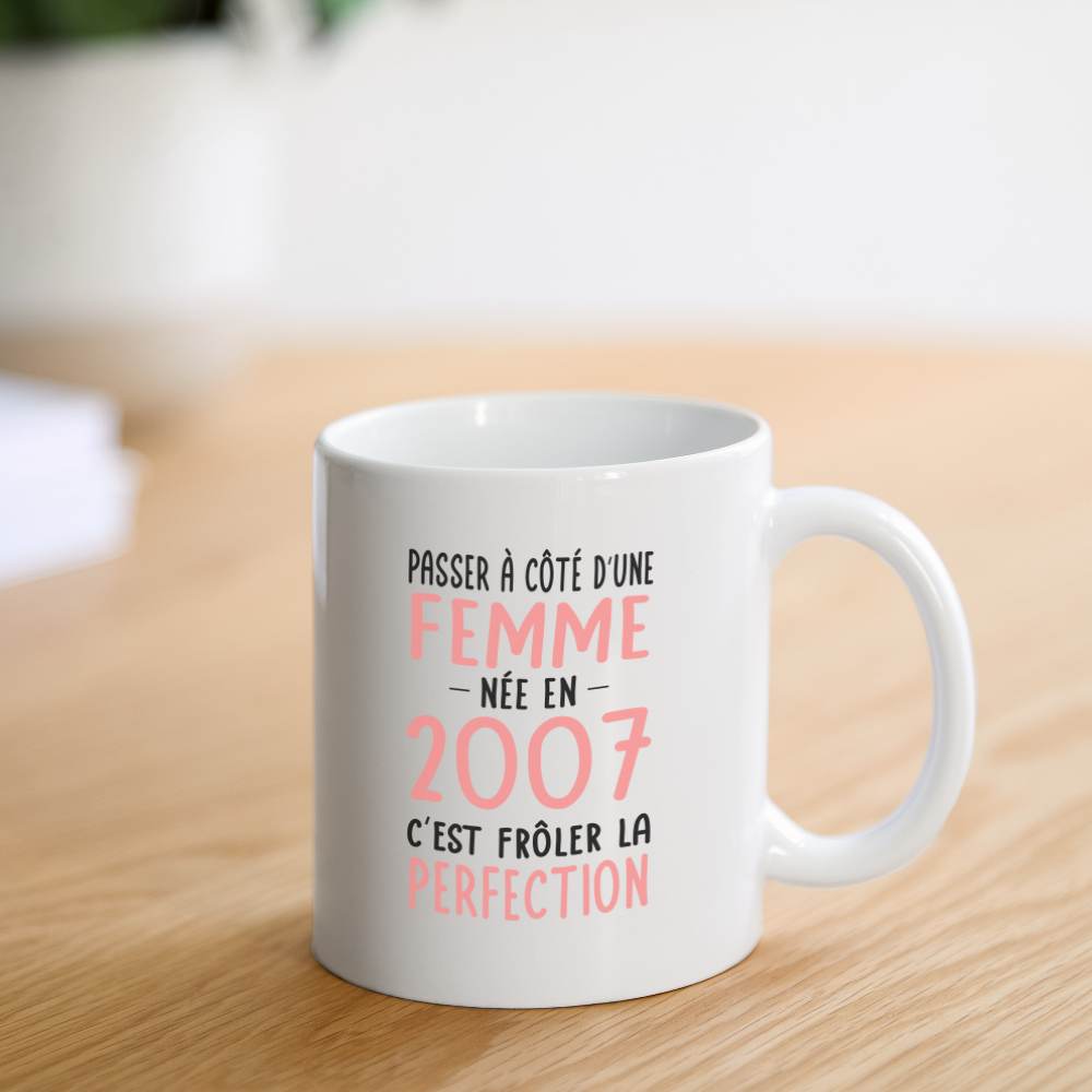 Mug blanc - Anniversaire 18 Ans - Née en 2007 - Frôler la perfection - blanc