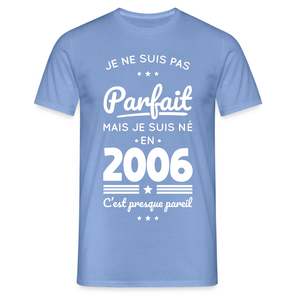 T-shirt anniversaire homme 20 ans – Pas parfait mais né en 2006 - carolina blue