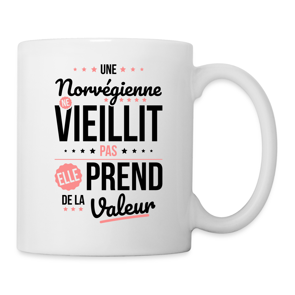 Mug blanc - Une Norvégienne ne vieillit pas - blanc
