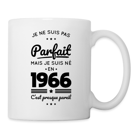 Mug blanc anniversaire homme 60 ans – Pas parfait mais né en 1966 - blanc