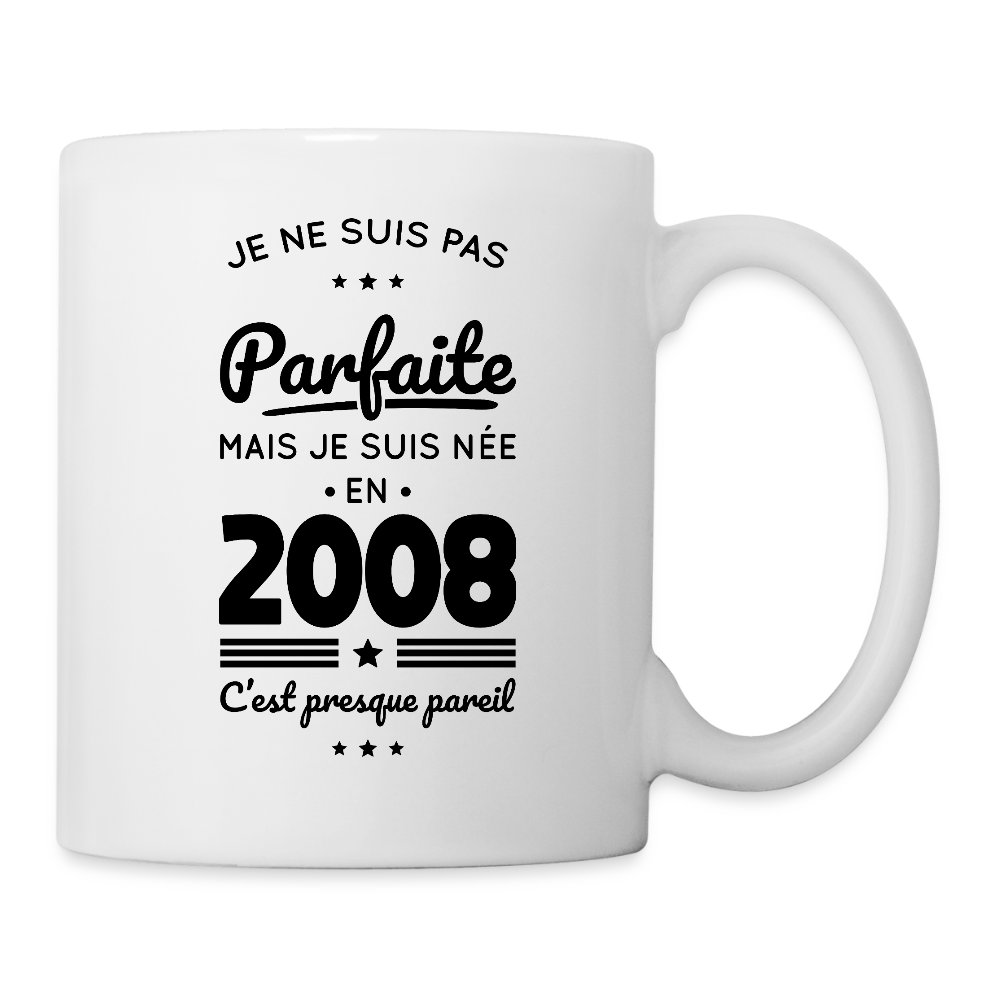 Mug blanc anniversaire femme 18 ans – Pas parfaite mais née en 2008 - blanc