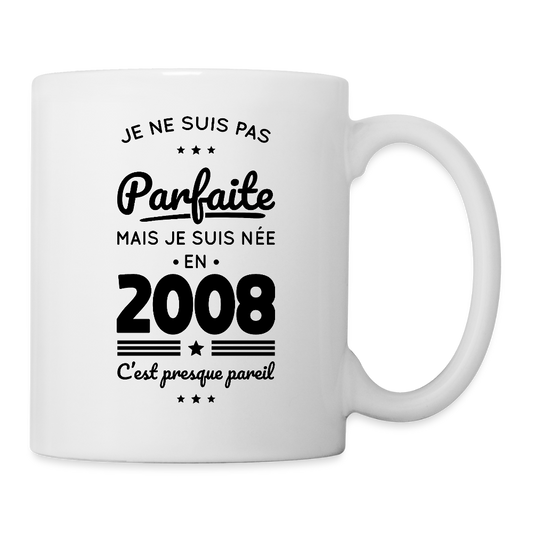 Mug blanc anniversaire femme 18 ans – Pas parfaite mais née en 2008 - blanc