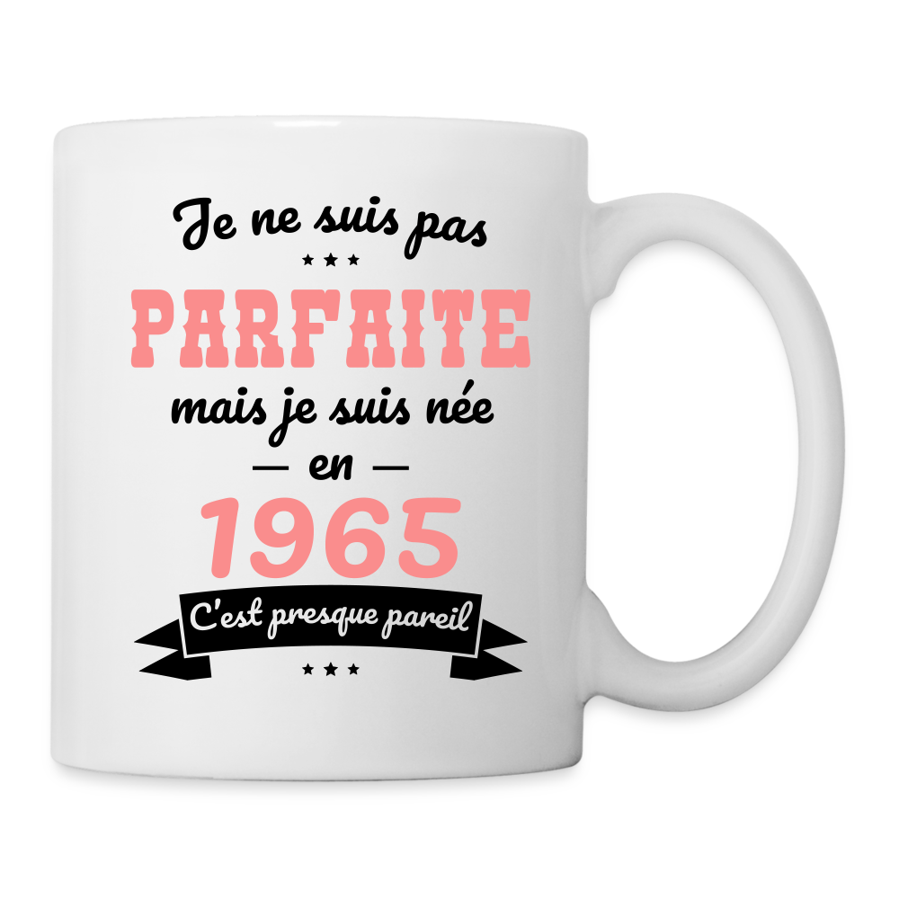Mug blanc - Anniversaire 60 Ans - Pas parfaite mais née en 1965 - blanc
