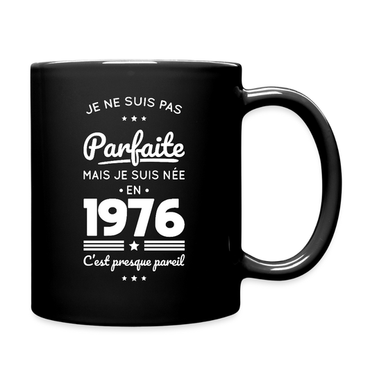 Mug uni anniversaire femme 50 ans – Pas parfaite mais née en 1976 - noir